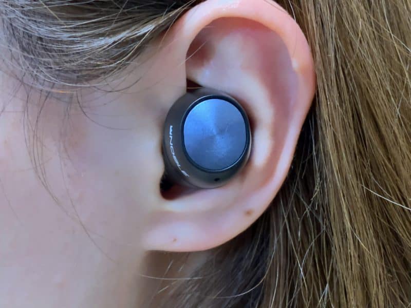Noble Audio FALCON 女性装着画像