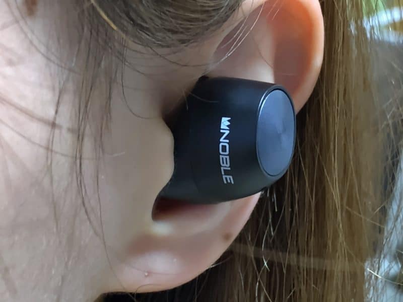 Noble Audio FALCON 女性装着画像