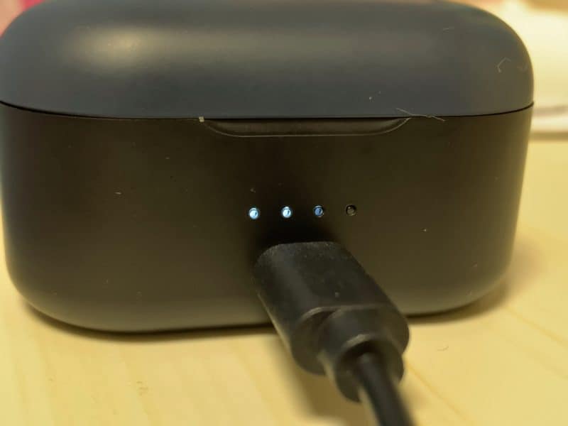 Noble Audio FALCON 充電ケーブル差し込み