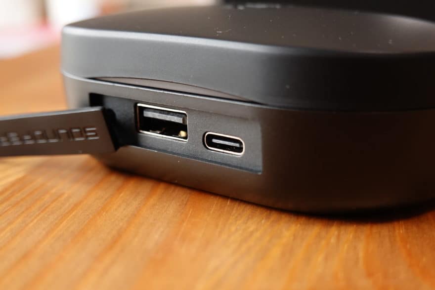 充電端子(USB-C)と給電端子(USB-A)の2種類あり