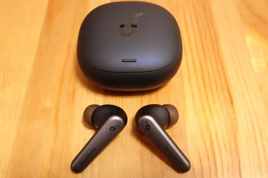 充電ケースから本体を取り出す