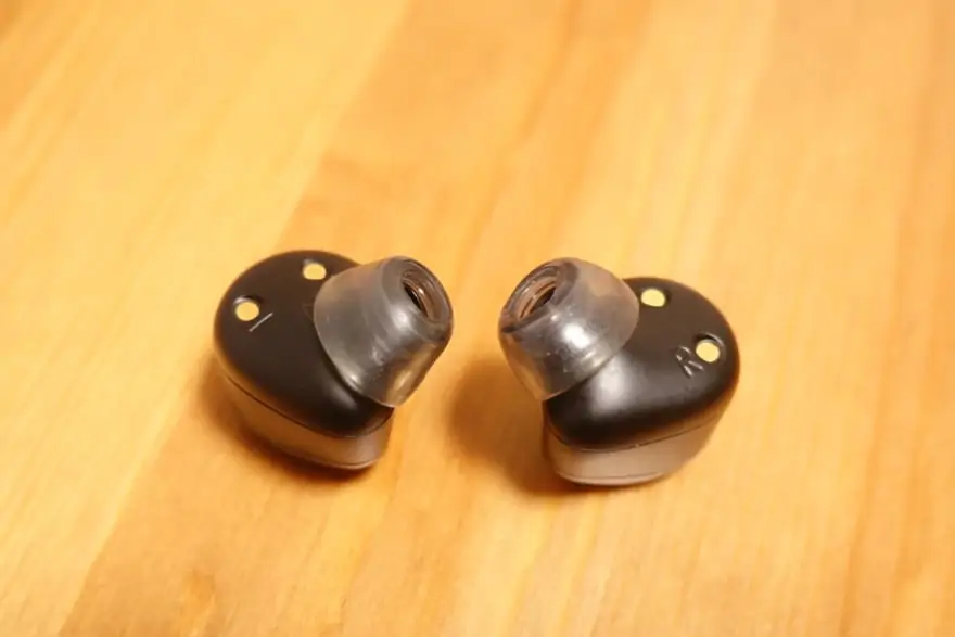 AZLA「SednaEarfit XELASTEC for AirPods Pro」を装着