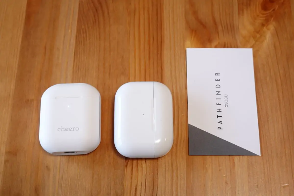 Wireless Earphones Light Style 2 (CHE-632)とAIrPods Pro、名刺と比較