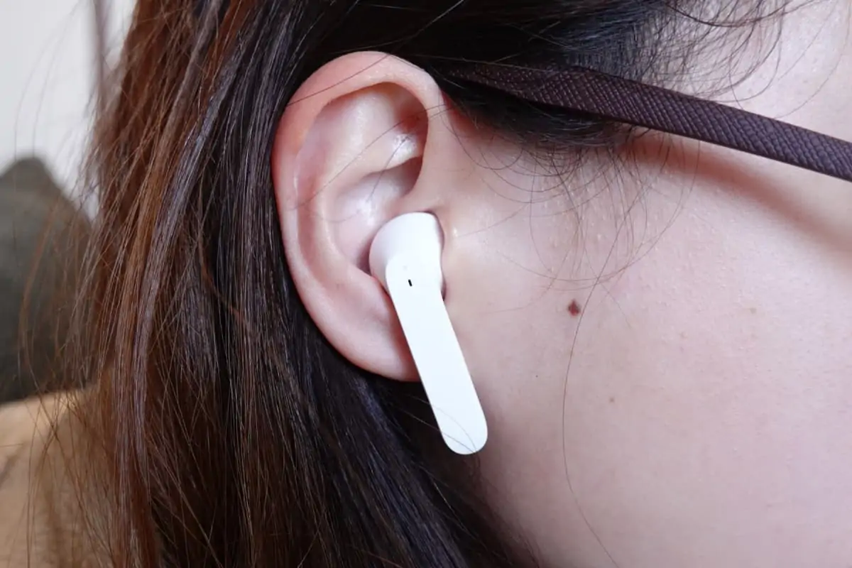 Wireless Earphones Light Style 2 (CHE-632)の装着画像