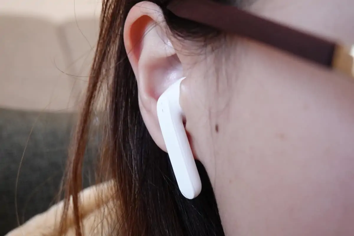 Wireless Earphones Light Style 2 (CHE-632)の前アングルの装着画像