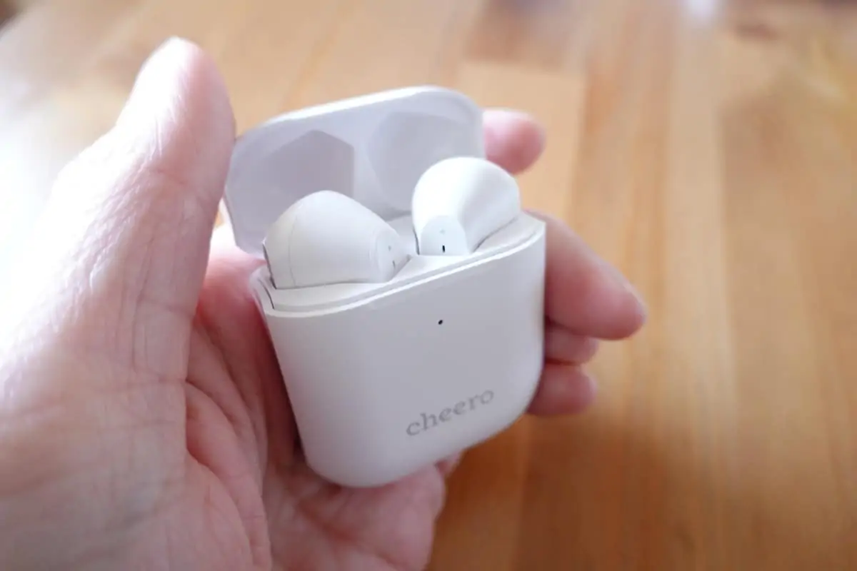 Wireless Earphones Light Style 2 (CHE-632)の充電ケースを開ける