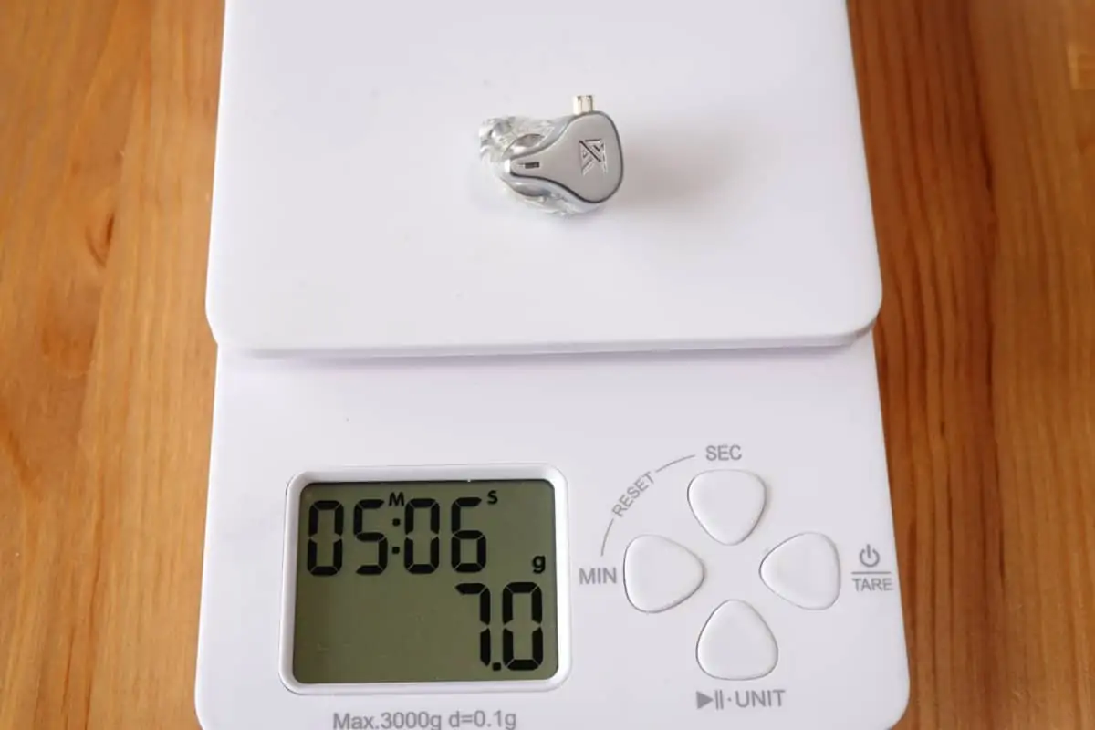 KZ DQ6本体の重さは7.0g