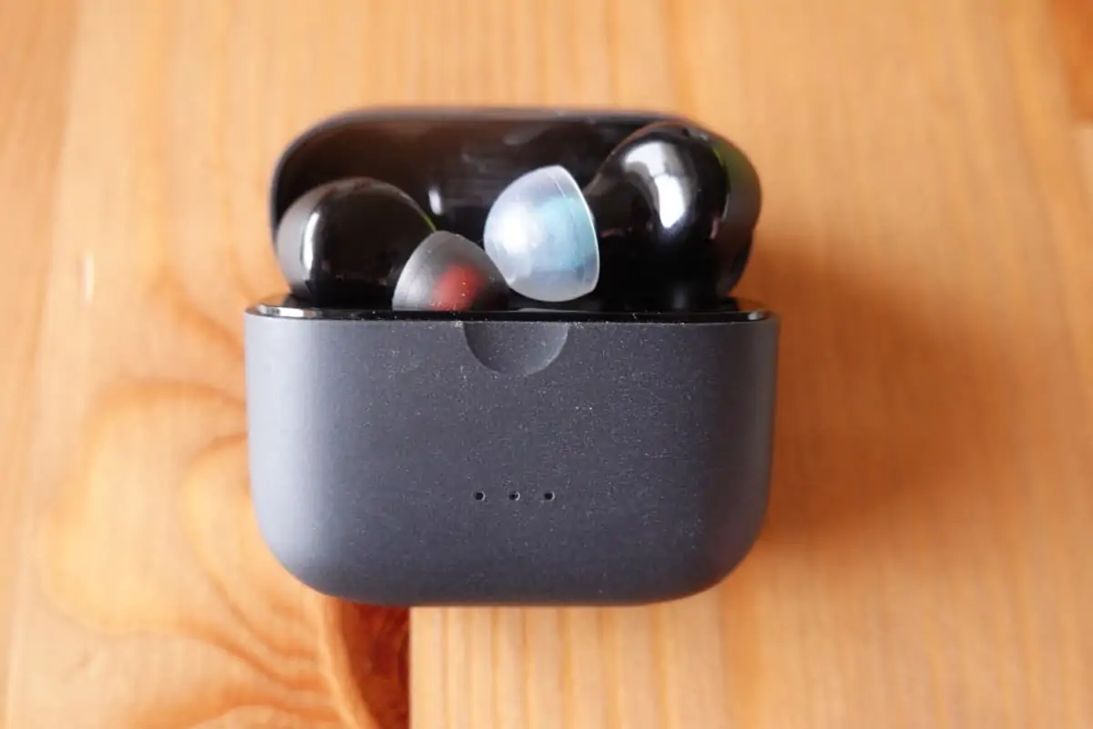 CP100+は完全ワイヤレスイヤホンに使うと充電ケースが干渉して閉まらなくなる