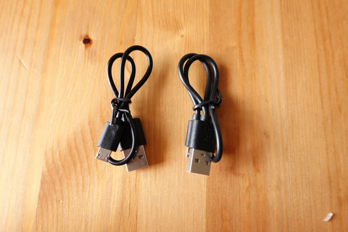 USBケーブルは黒くて短めのmicroUSBケーブルが付属