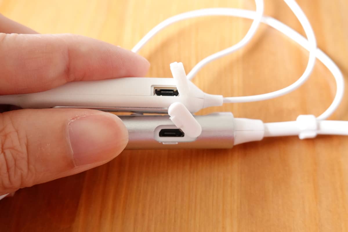 充電端子はmicroUSB