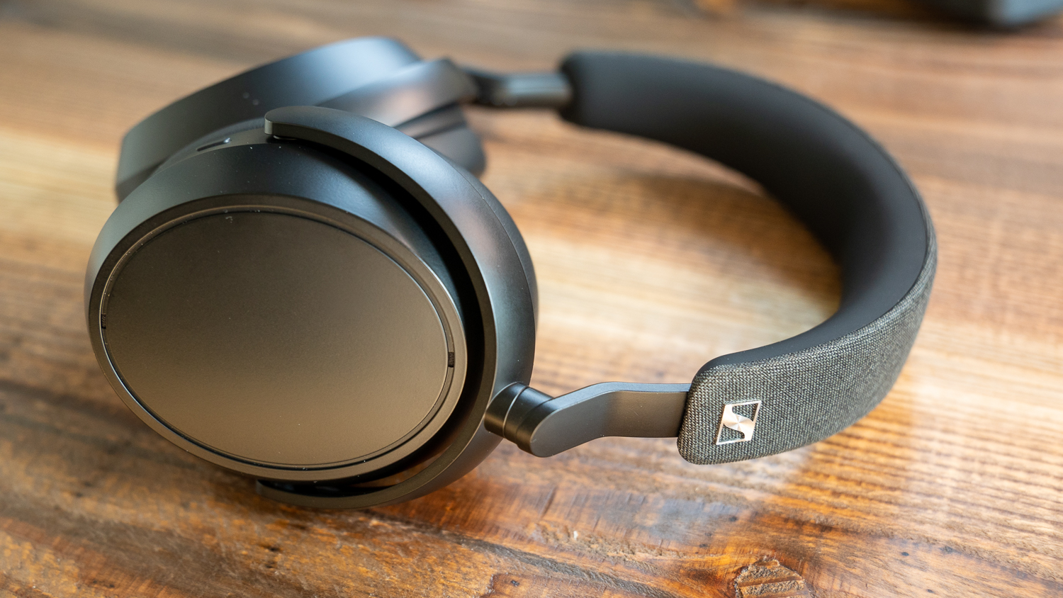 SENNHEISER ヘッドホンMOMENTUM 4 Wireless ブラック-