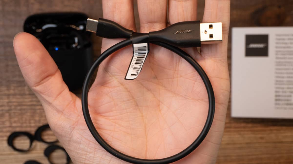 充電ケースの前にあるBose QuietComfort Ultra Earbuds。