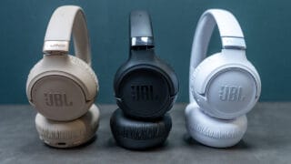 オンイヤー型でもノイキャンや空間サウンドなど全部入り!? JBLの最新