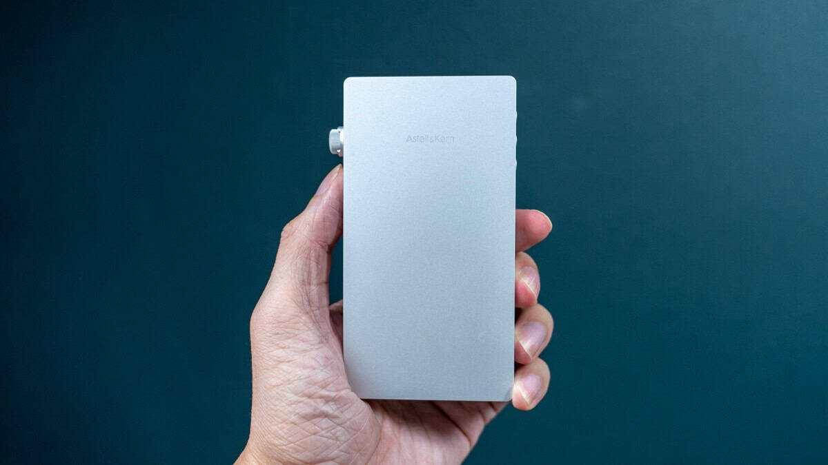 Astell&Kern PD5 を手に持った様子