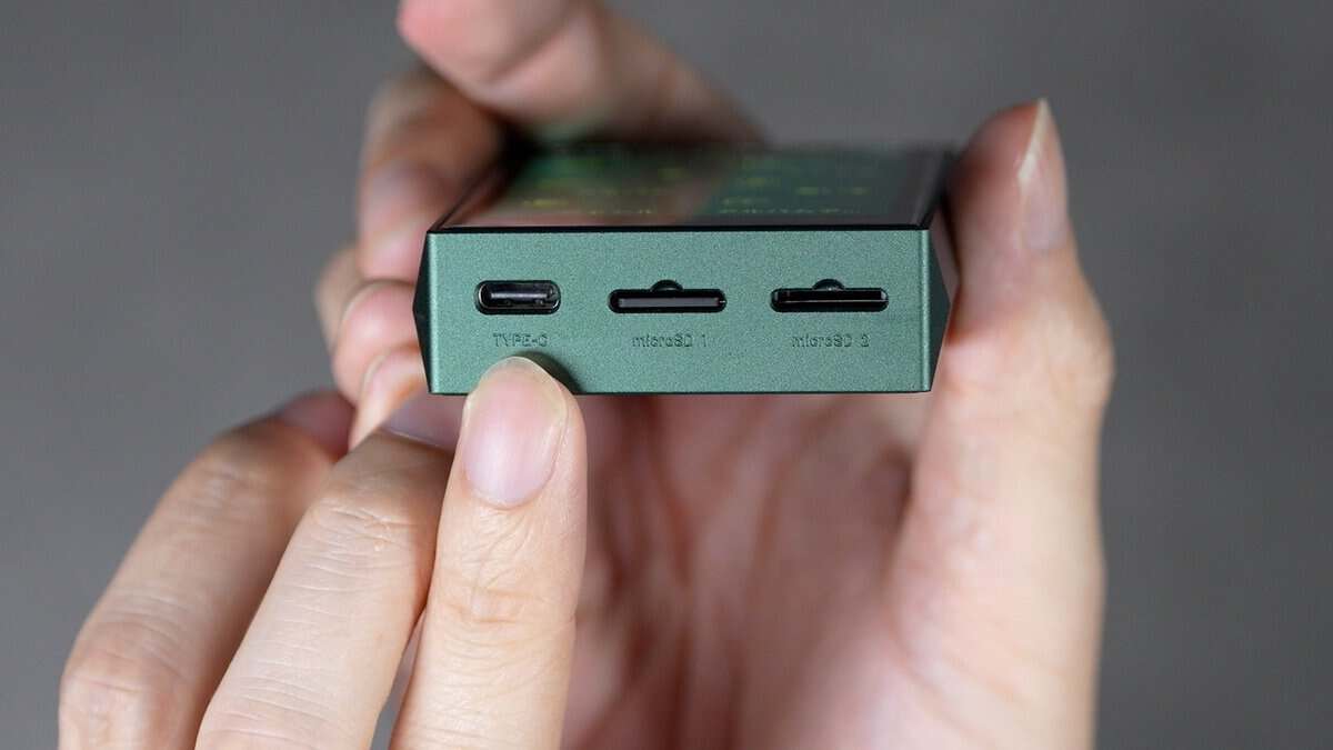 HiBy RS2 II 底面のUSB-CとデュアルmicroSDスロット