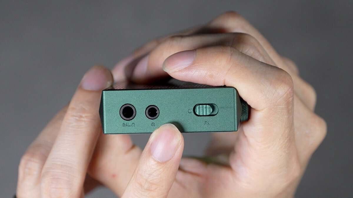 HiBy RS2 II 天面の4.4mm/3.5mm端子とFNスイッチ
